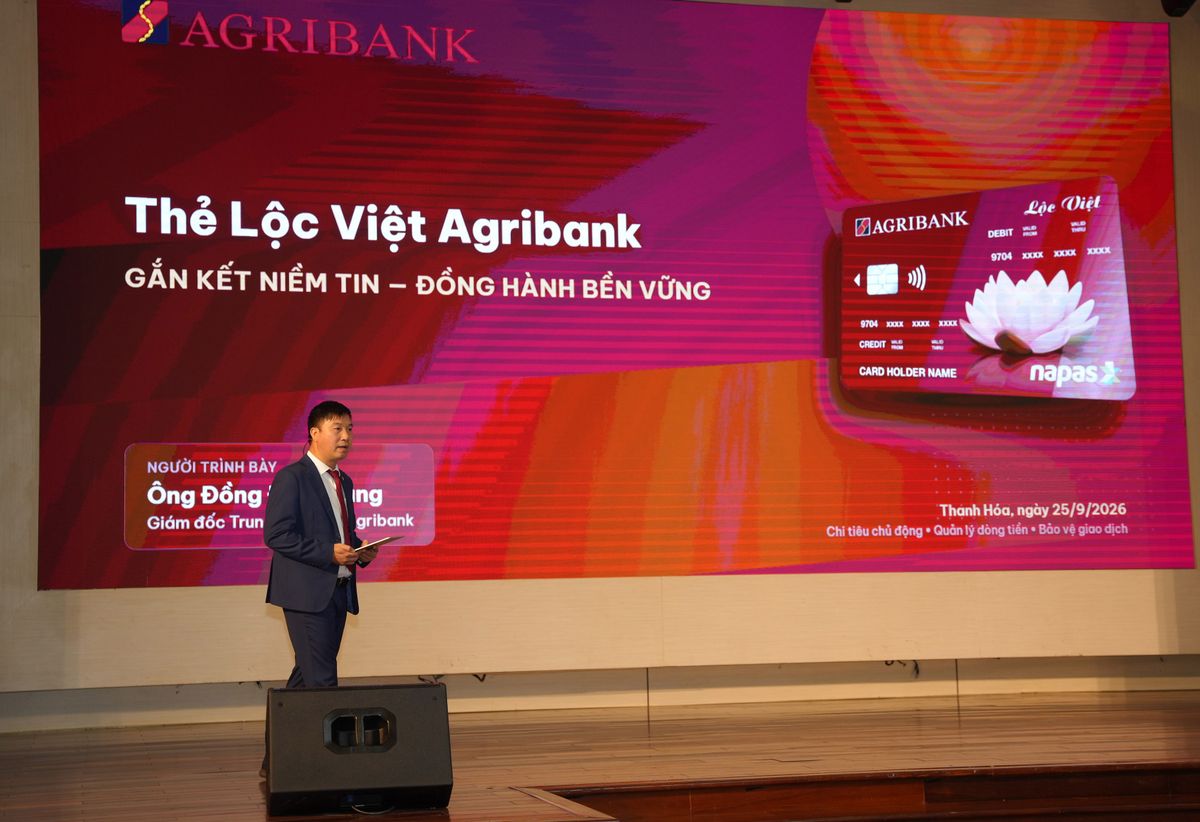 Ông Đồng Đức Giang - Giám đốc Trung tâm Thẻ giới thiệu các tính năng vượt trội của sản phẩm Thẻ Lộc Việt
