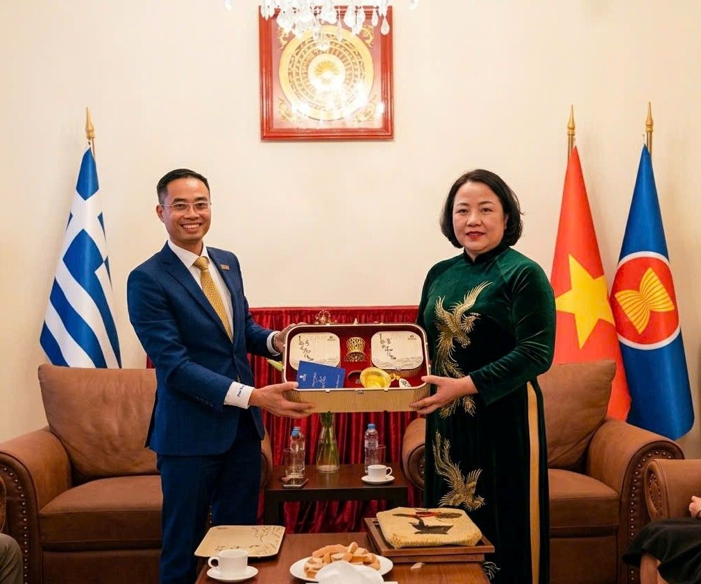 Đại diện Nam A Bank đến chào và trao đổi cùng Đại sứ quán Việt Nam tại Hy lạp. Tiếp đoàn có bà Phạm Thị Thu Hương - Đại sứ đặc mệnh toàn quyền nước Cộng hòa xã hội chủ nghĩa Việt Nam tại Cộng hòa Hy Lạp