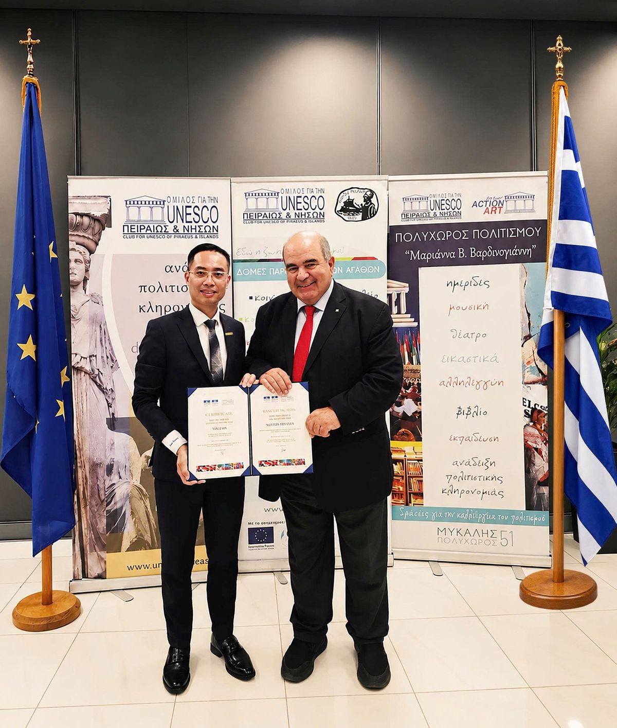 Ông Ioannis Maronitis - Chủ tịch Liên hiệp các Hội UNESCO khu vực châu Âu và Bắc Mỹ trao tặng Danh hiệu cho Nam A Bank