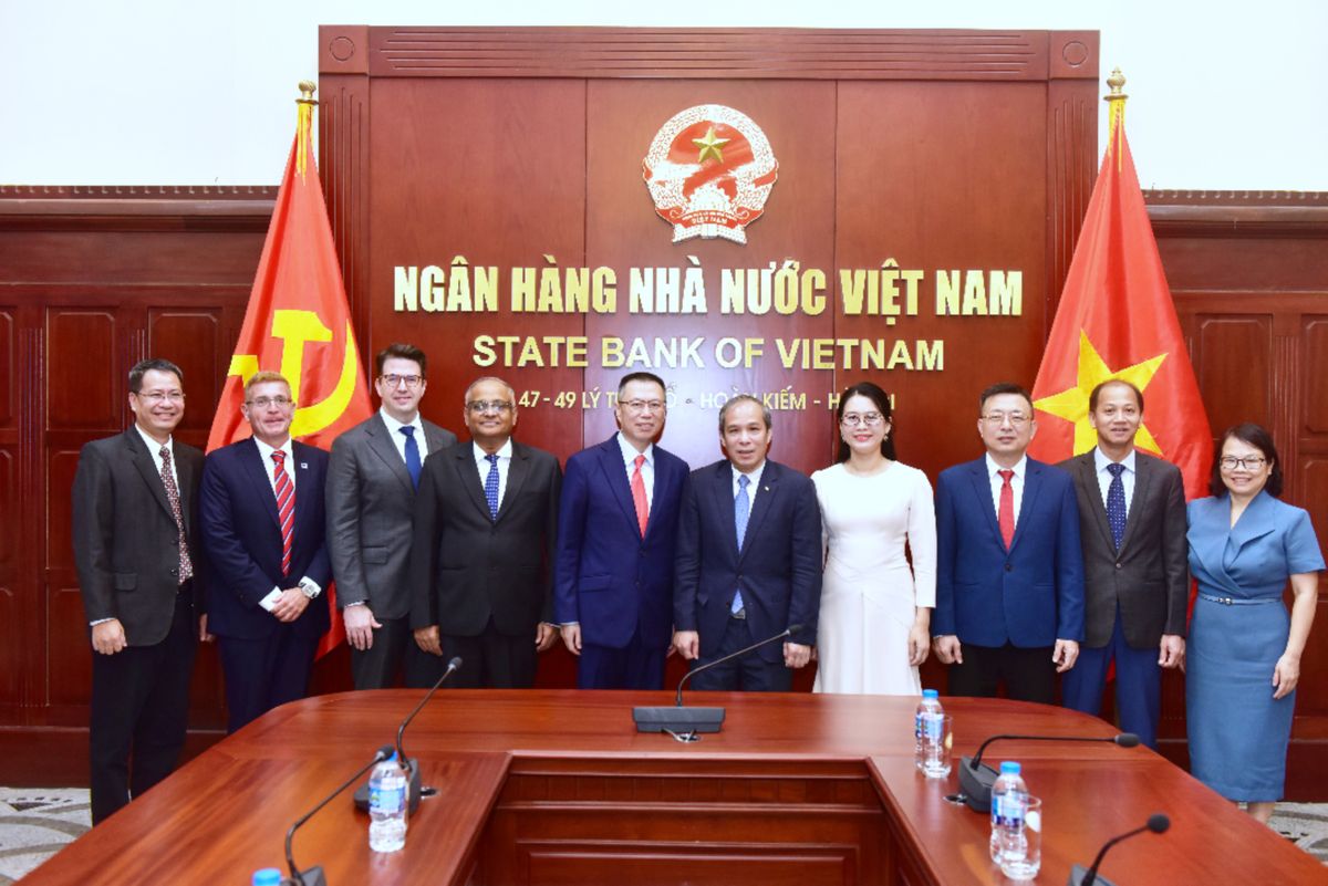 Phó Thống đốc Thường trực NHNN Đoàn Thái Sơn cùng đoàn ADB chụp ảnh lưu niệm