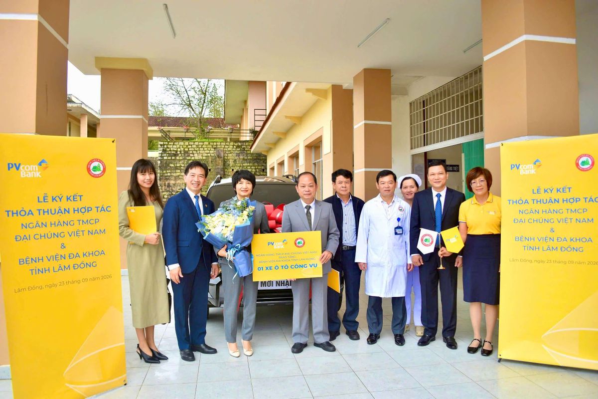 PVcomBank trao tặng Bệnh viện Đa khoa tỉnh Lâm Đồng một xe ô tô phục vụ công tác chung