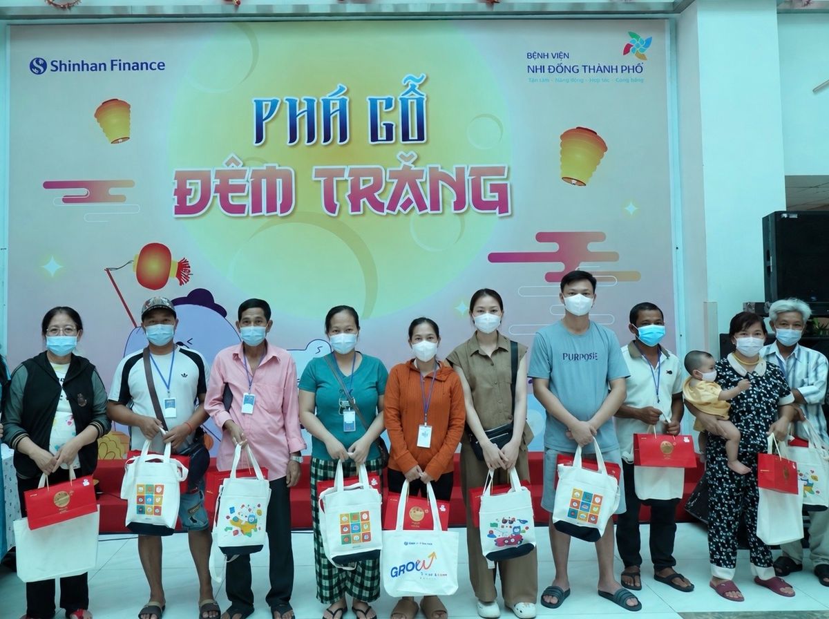 Shinhan Finance mang niềm vui Trung thu đến các em nhỏ với hơn 300 phần quà yêu thương