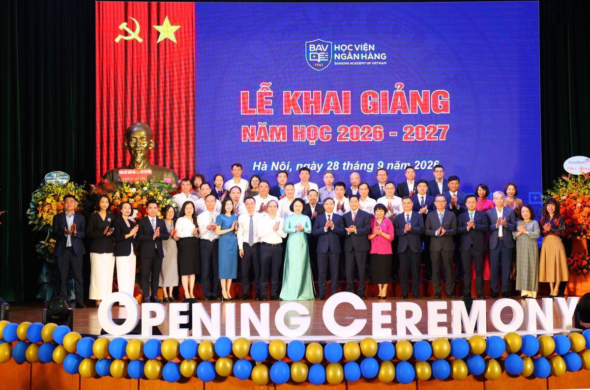 Đồng chí Phạm Đức Ấn – Ủy viên Ban Chấp hành Trung ương Đảng, Bí thư Đảng ủy, Thống đốc NHNN Việt Nam cùng các đại biểu chụp ảnh lưu niệm tại buổi lễ