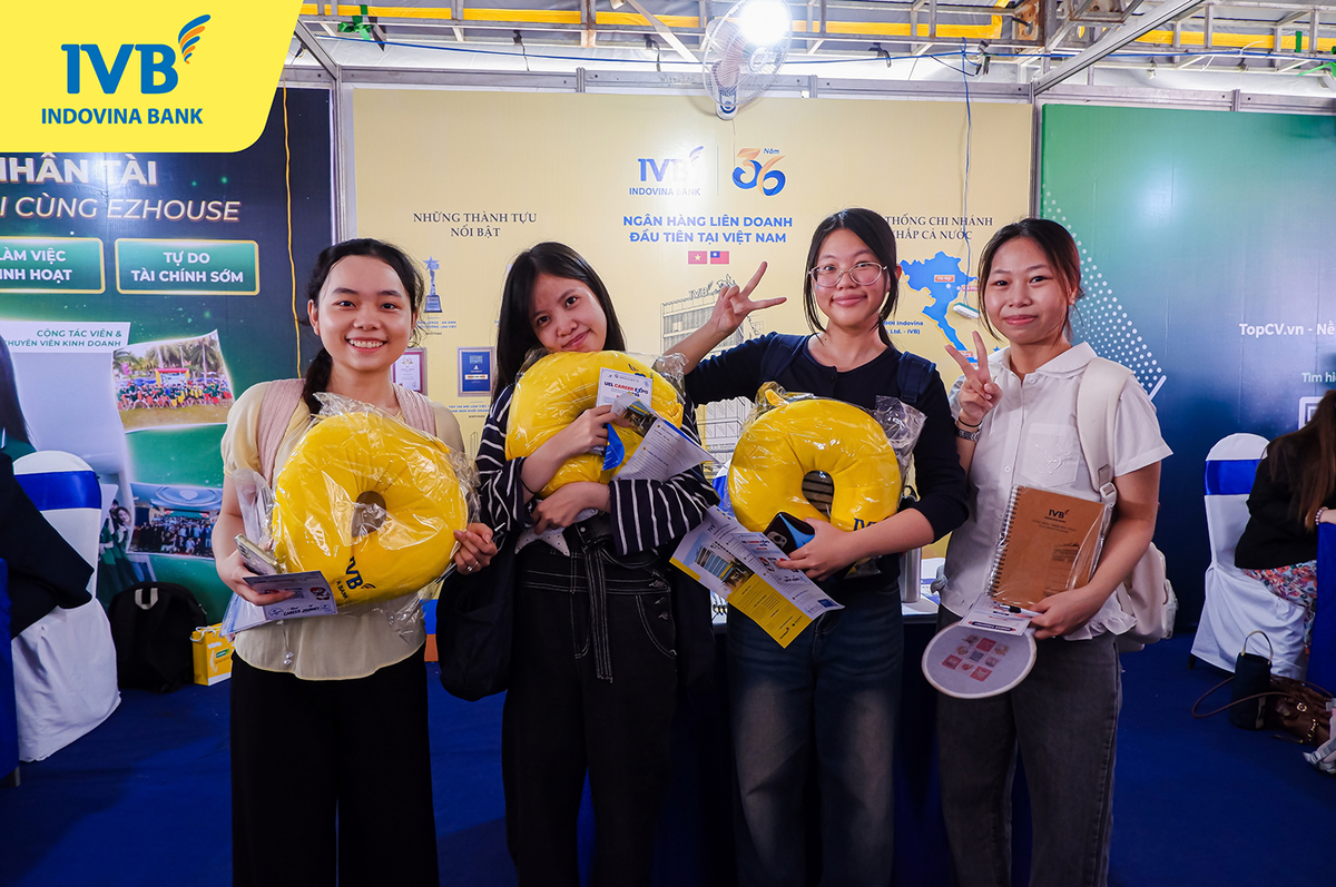 Các bạn sinh viên tham gia giao lưu cùng IVB và nhận được những phần quà hấp dẫn.