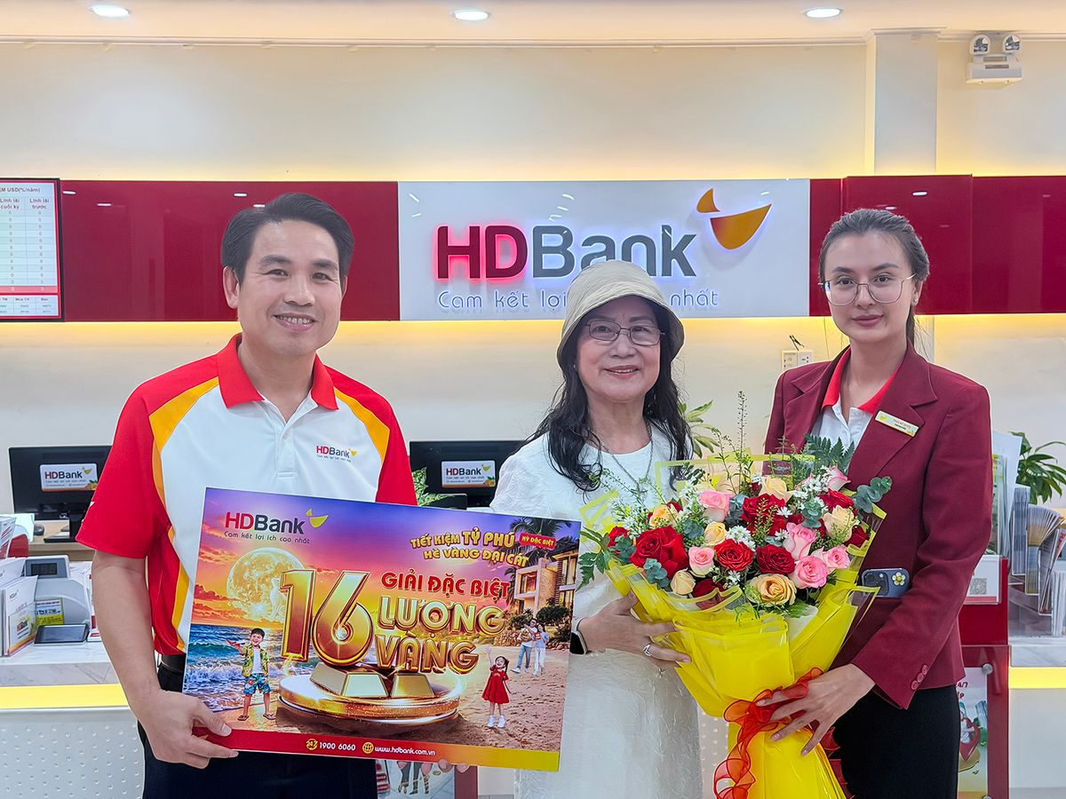 Khách hàng Mã Tiếp Ngân (giữa) bất ngờ khi trúng giải thưởng cao nhất của chương trình