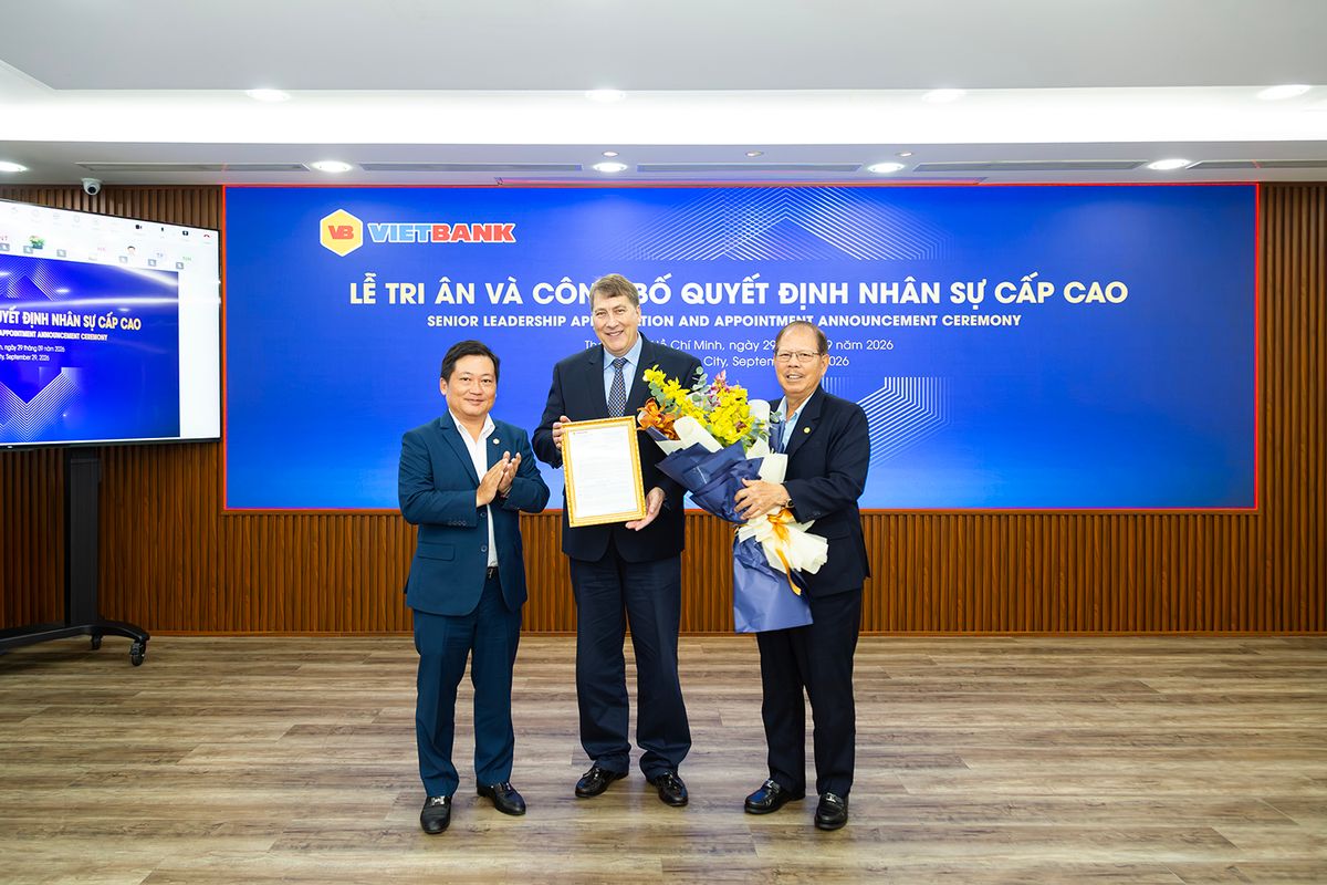 Ông Dương Nhất Nguyên – Chủ tịch HĐQT Vietbank trao quyết định bổ nhiệm cho ông Chester Gorski