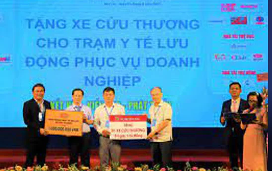 Agribank trao tặng xe cứu thương 1 tỷ đồng cho huyện Bến Lức, tỉnh Long An