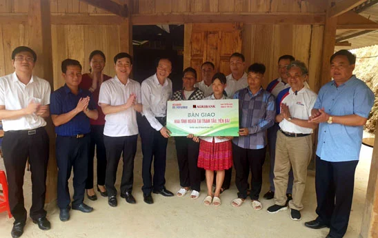 Công đoàn Trụ sở chính Agribank trao tặng 150 triệu đồng hỗ trợ xây dựng 02 nhà tình nghĩa cho các hộ có hoàn cảnh khó khăn