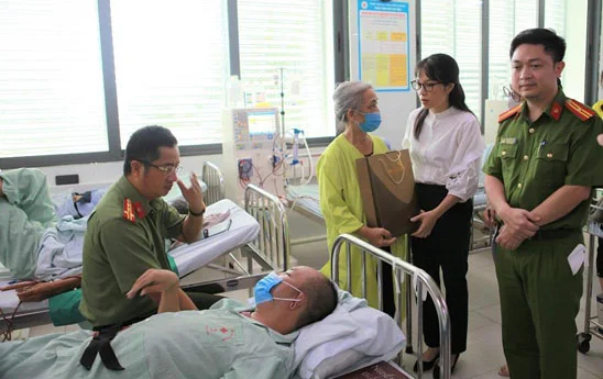 Sở giao dịch Vietcombank và CATP tặng các phần quà có tổng trị giá 50 triệu đồng nhân dịp 27/7