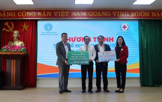 Vietcombank Chí Linh trao tặng thẻ bảo hiểm y tế cho 250 người dân có hoàn cảnh khó khăn
