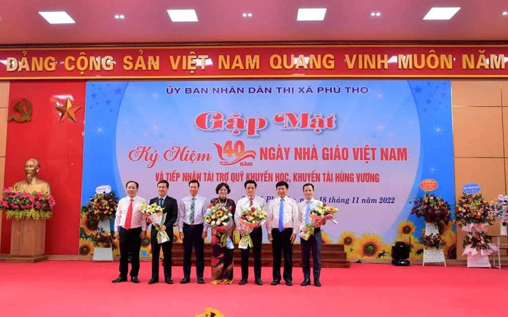 vietcombank trao tang 1 ty dong cho quy khuyen hoc khuyen tai hung vuong1