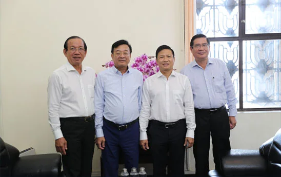 Tổng Thư ký Nguyễn Quốc Hùng chúc mừng tân Giám đốc Ngân hàng Nhà nước, chi nhánh TP. Hồ Chí Minh
