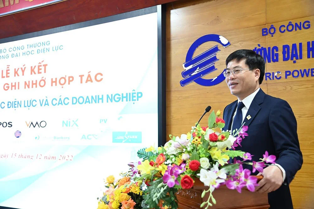 pvcombank ky ket hop tac va trao hoc bong toan phan toi sinh vien truong dai hoc dien luc1