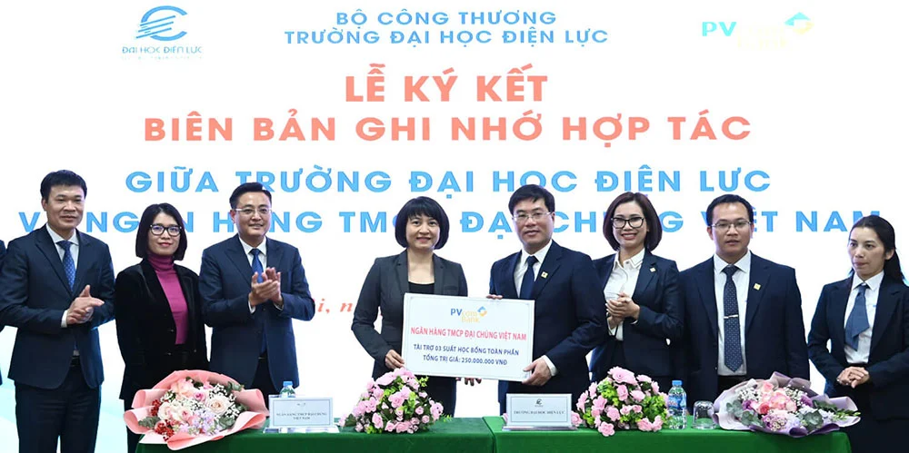 pvcombank ky ket hop tac va trao hoc bong toan phan toi sinh vien truong dai hoc dien luc3