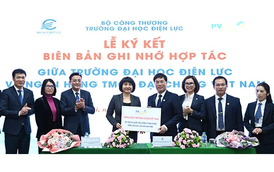 PVcomBank ký kết hợp tác và trao học bổng toàn phần tới sinh viên Trường Đại học Điện lực