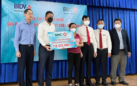 BIC trao hơn 710 triệu đồng tiền bảo hiểm người vay vốn cho khách hàng tại Lâm Đồng