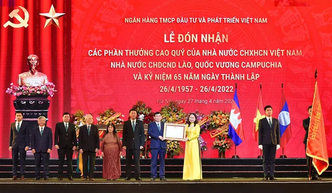 BIDV to chuc trong the Le don nhan cac phan thuong cao quy 2