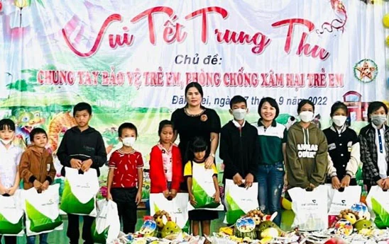 Vietcombank Kon Tum tặng quà trung thu cho trẻ em có hoàn cảnh đặc biệt khó khăn