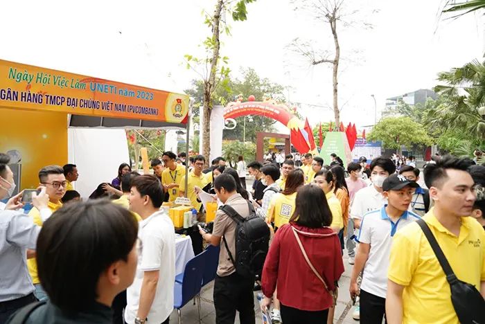 pvcombank thu hut hang nghin sinh vien tai su kien ngay hoi viec lam uneti 20231