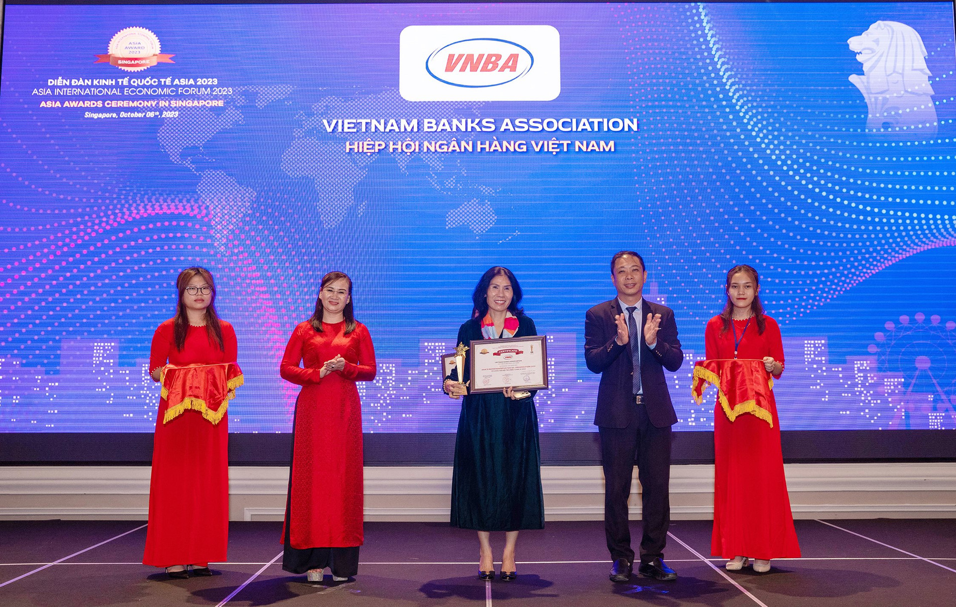 ba-dau-thi-bich-hong-chanh-van-phong-hiep-hoi-ngan-hang-viet-nam-dai-dien-cho-hiep-hoi-nhan-giai-thuong-_to-chuc-xa-hoi-tieu-bieu-chau-a-2023_.jpg