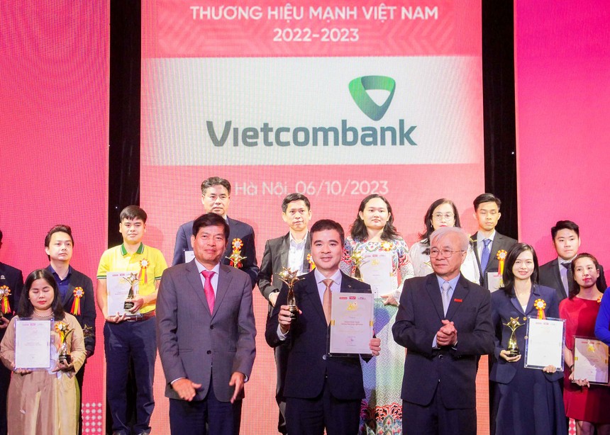 Đại diện Ngân hàng Vietcombank (hàng đầu, đứng giữa) nhận giải thưởng Thương hiệu mạnh Việt Nam.