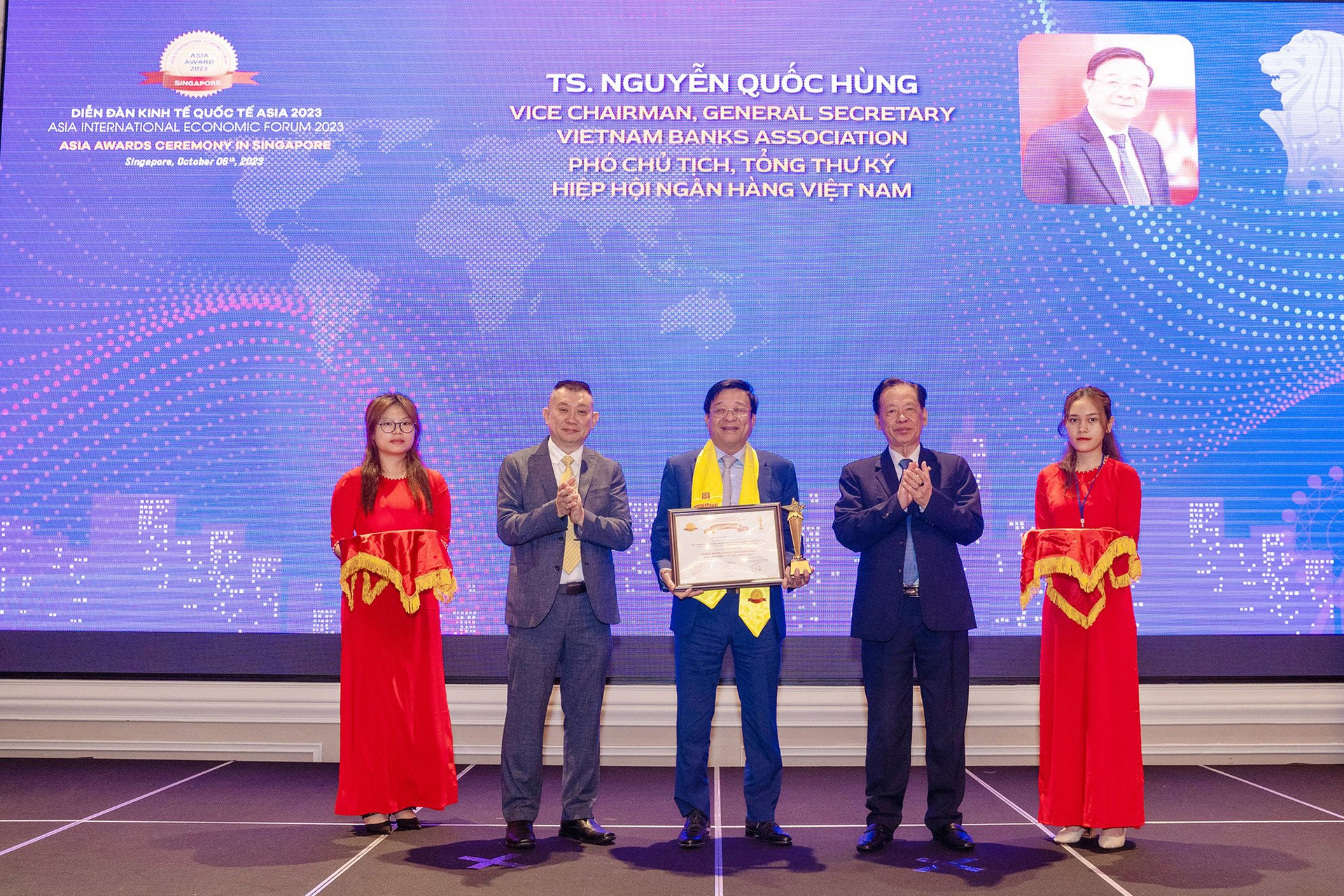 ts.-nguyen-quoc-hung-pho-chu-tich-kiem-tong-thu-ky-hiep-hoi-ngan-hang-viet-nam-nhan-giai-thuong-_nha-lanh-dao-xuat-sac-chau-a-2023_..jpg