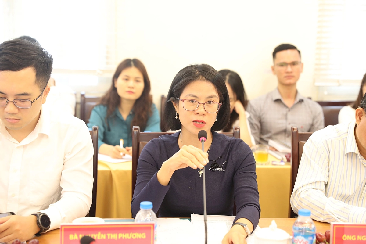 Bà Nguyễn Thị Phương, Phó Chủ nhiệm CLB Pháp chế Ngân hàng Việt Nam báo cáo tại cuộc họp. Ảnh: Minh Ngọc