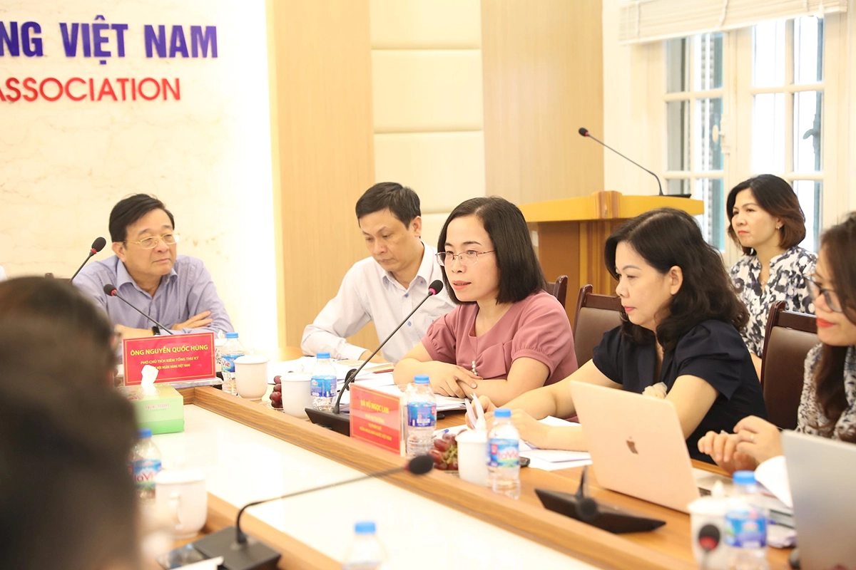 Bà Nguyễn Thị Vân, Phó Trưởng phòng Quản lý công chứng, Cục Bổ trợ Tư Pháp, Bộ Tư pháp chia sẻ tại cuộc họp. Ảnh: Minh Ngọc