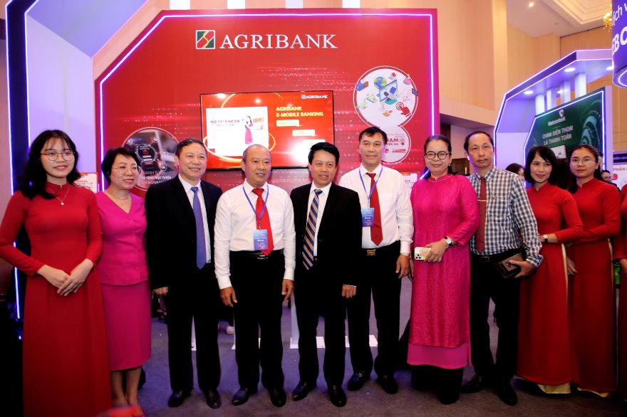 Đoàn đại biểu tham quan gian hàng của Agribank tại triễn lãm "Khai phá dữ liệu số, thành công chuyển đổi số"
