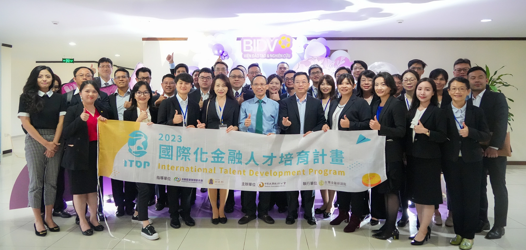 Các đại biểu tham dự buổi tập huấn chụp ảnh lưu niệm