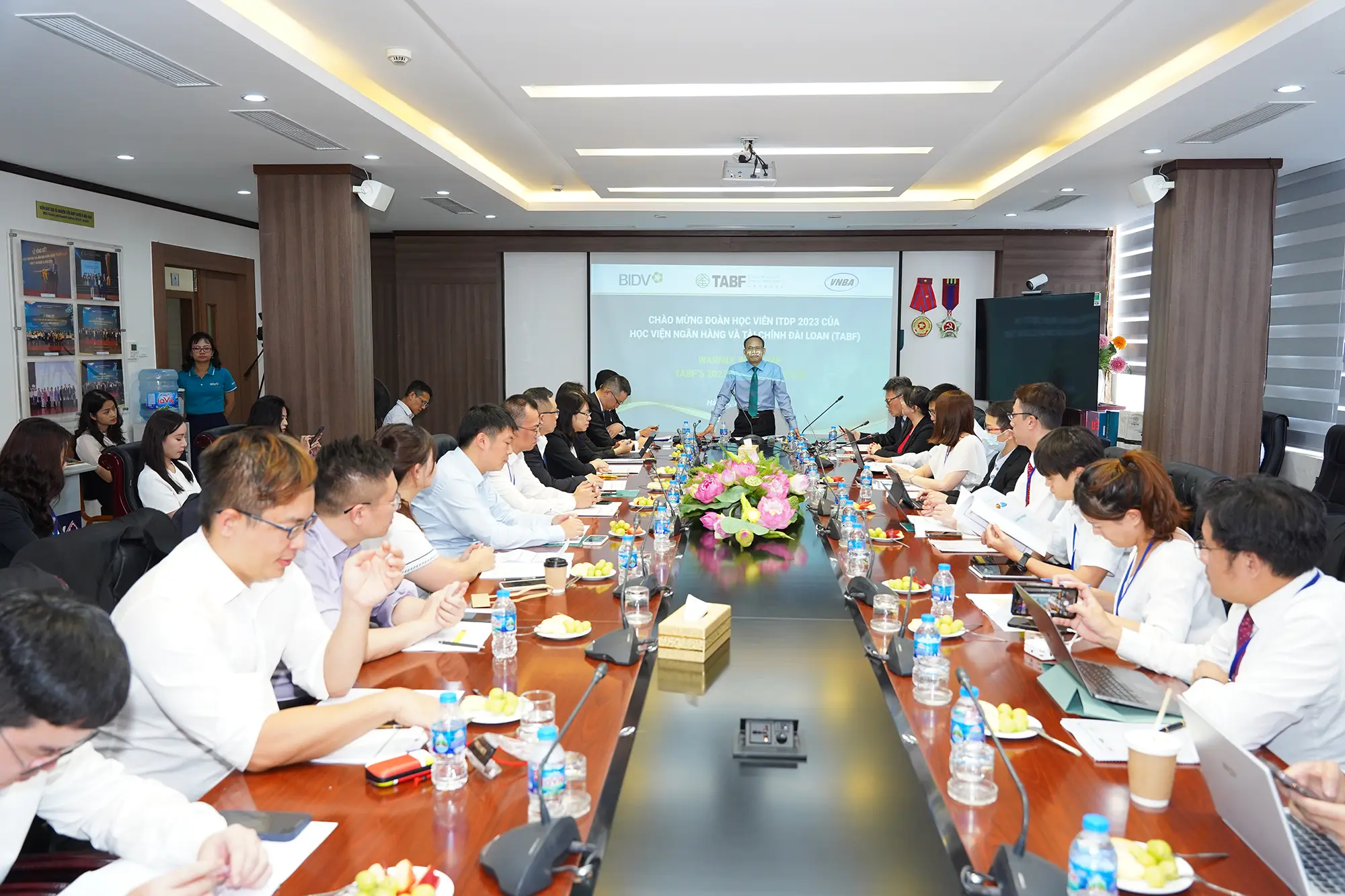TS. Cấn Văn Lực – Chuyên gia Kinh tế trưởng BIDV, Giám đốc Viện Đào tạo & Nghiên cứu BIDV  trình bày tại buổi tập huấn