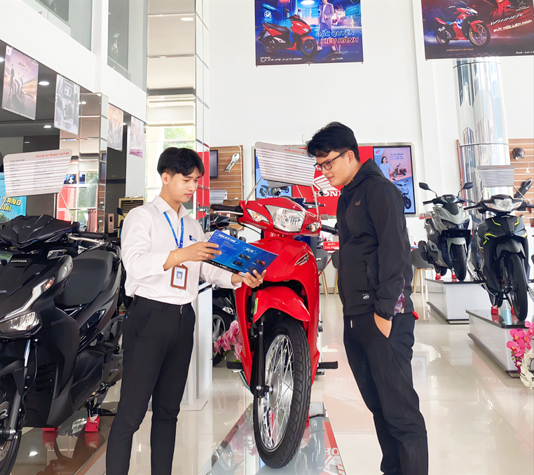 Nhân viên Mcredit tư vấn và giới thiệu về chương trình ưu đãi lãi suất khi mua xe máy Honda tại HEAD