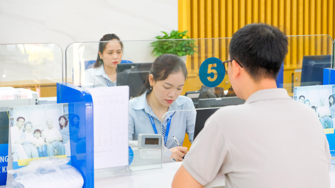 Khách hàng giao dịch tại BaoViet Bank. Ảnh: BaoViet Bank