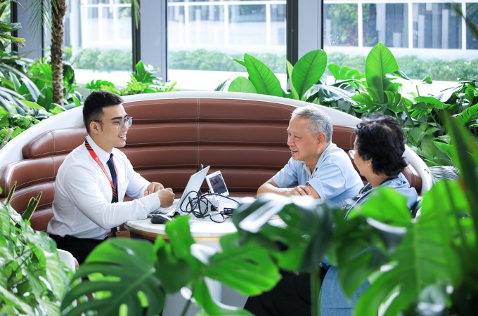 Nhân viên Ngân hàng Techcombank tư vấn dịch vụ cho khách hàng. Ảnh: Techcombank