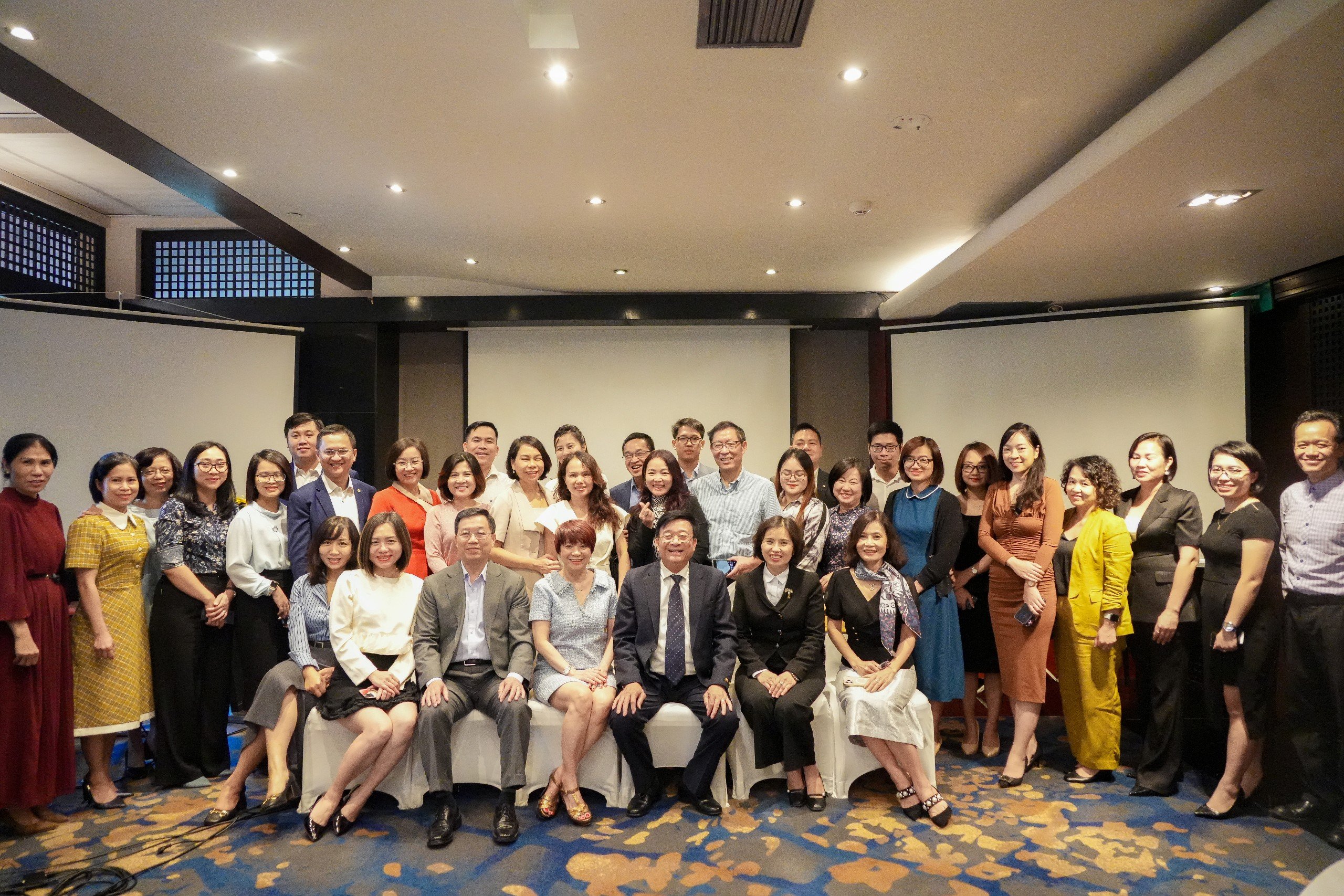 TS Nguyễn Quốc Hùng chụp ảnh cùng đại diện HKTDC và các hội viên