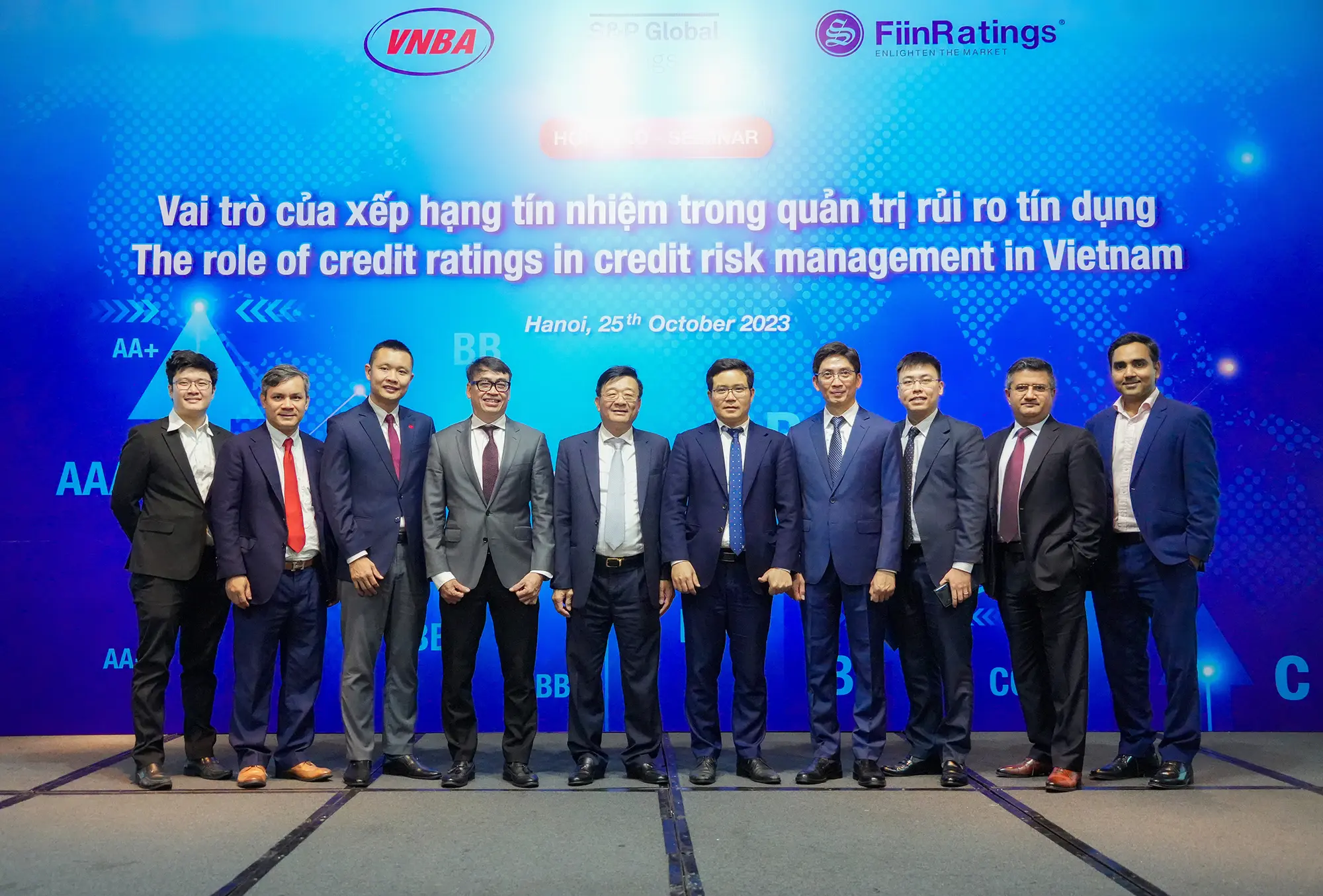 TS. Nguyễn Quốc Hùng, Phó Chủ tịch kiêm Tổng Thư ký Hiệp hội Ngân hàng Việt Nam chụp ảnh lưu niệm cùng các đại biểu