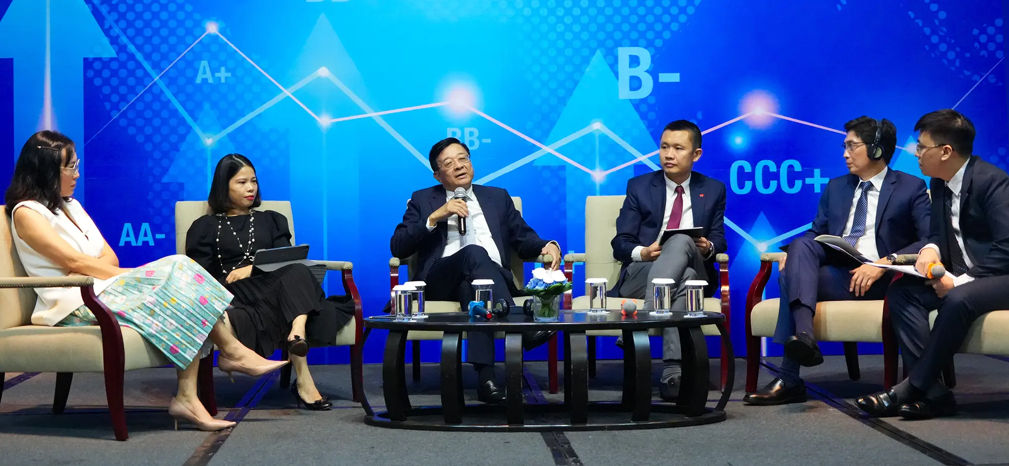 Các đại biểu thảo luận tại hội thảo