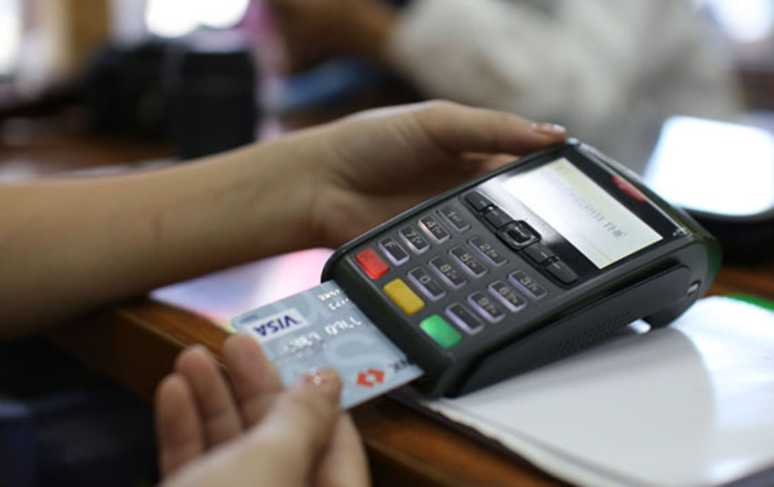 Những chiêu trò đảo nợ thẻ tín dụng có thể khiến chủ thẻ gặp rủi ro về pháp lý, thậm chí bị lừa đảo. Ảnh: HOÀNG TRIỀU