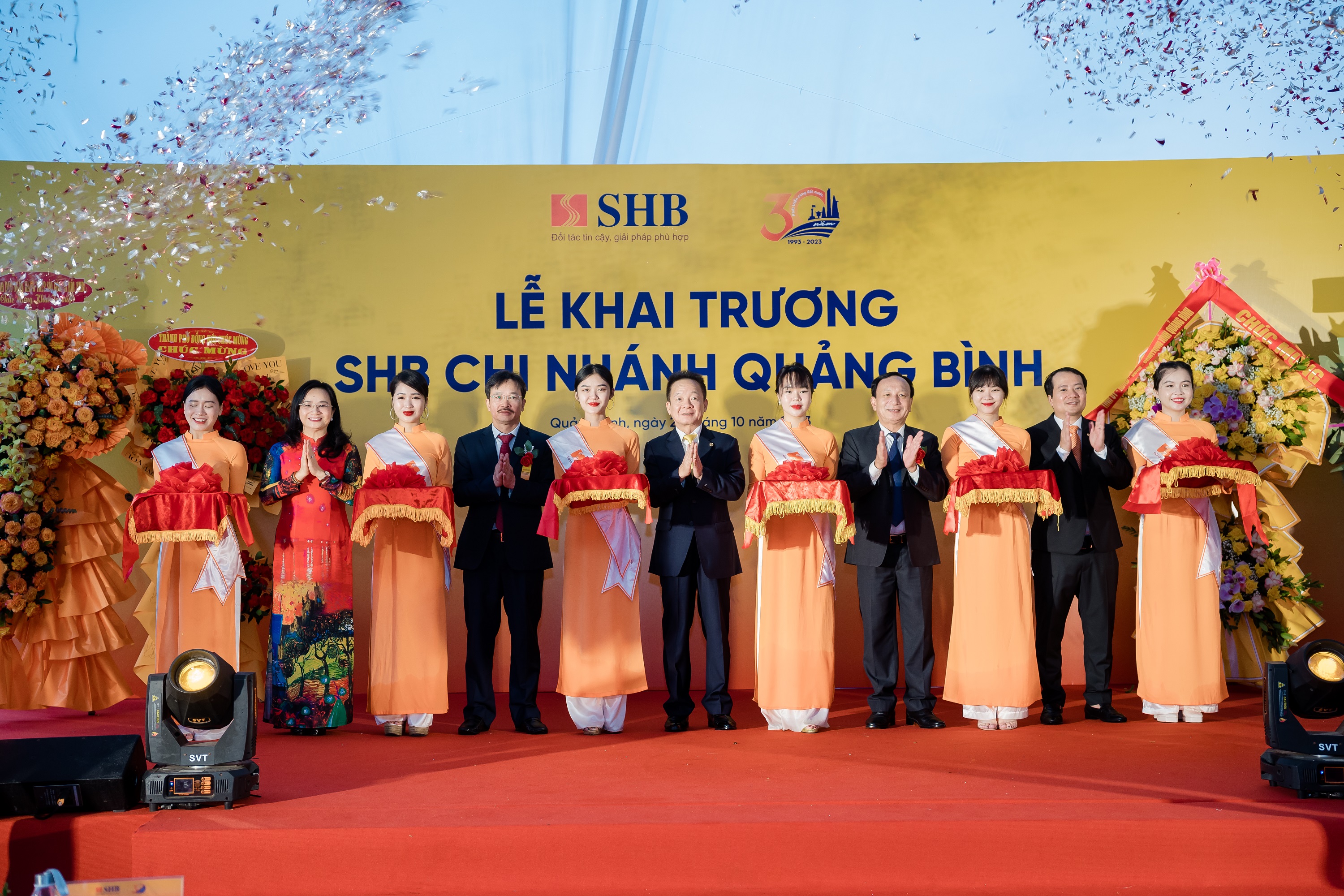 Các đại biểu thực hiện nghi thức cắt băng khai trương SHB Quảng Bình