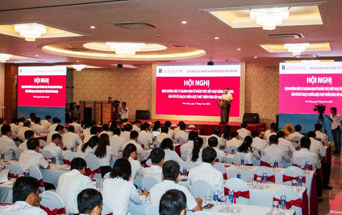 Quang cảnh hội nghị định hướng đầu tư ngành kinh tế nhằm thúc đẩy hoạt động tín dụng gắn với kế hoạch chiến lược phát triển vùng Tây Nam Bộ