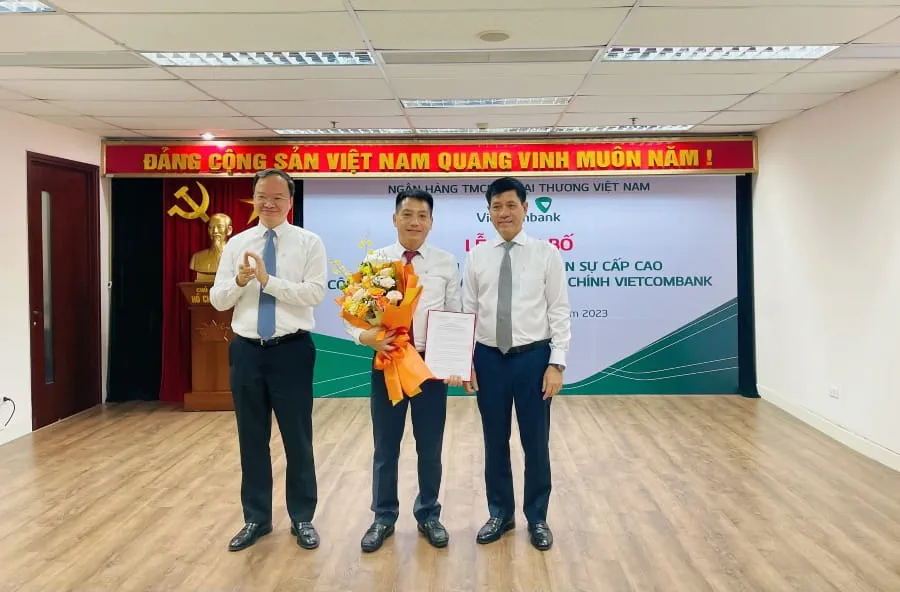 Ông Lê Quang Vinh - Phó Tổng Giám đốc Vietcombank (bên phải) trao quyết định và ông Nguyễn Trung Hà - Chủ tịch HĐTV VCBL (bên trái) tặng hoa chúc mừng ông Lưu Mạnh Hùng - tân Giám đốc VCBL