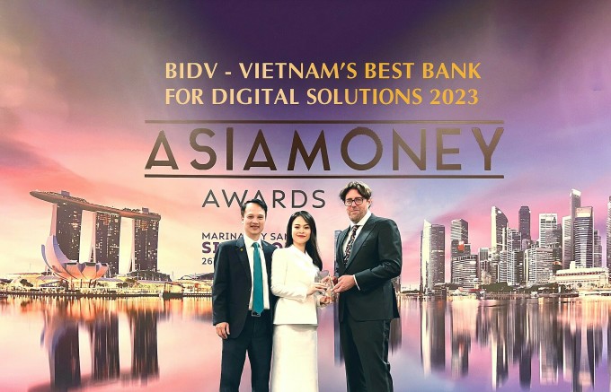 Đại diện BIDV nhận giải "Ngân hàng cung cấp giải pháp số hàng đầu Việt Nam" từ tạp chí Asiamoney.