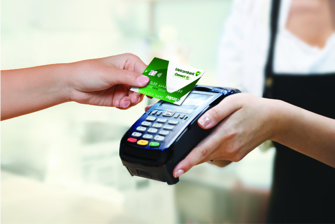 Thanh toán một chạm nhanh hơn khi sử dụng thẻ chip contactless. Ảnh: Vietcombank