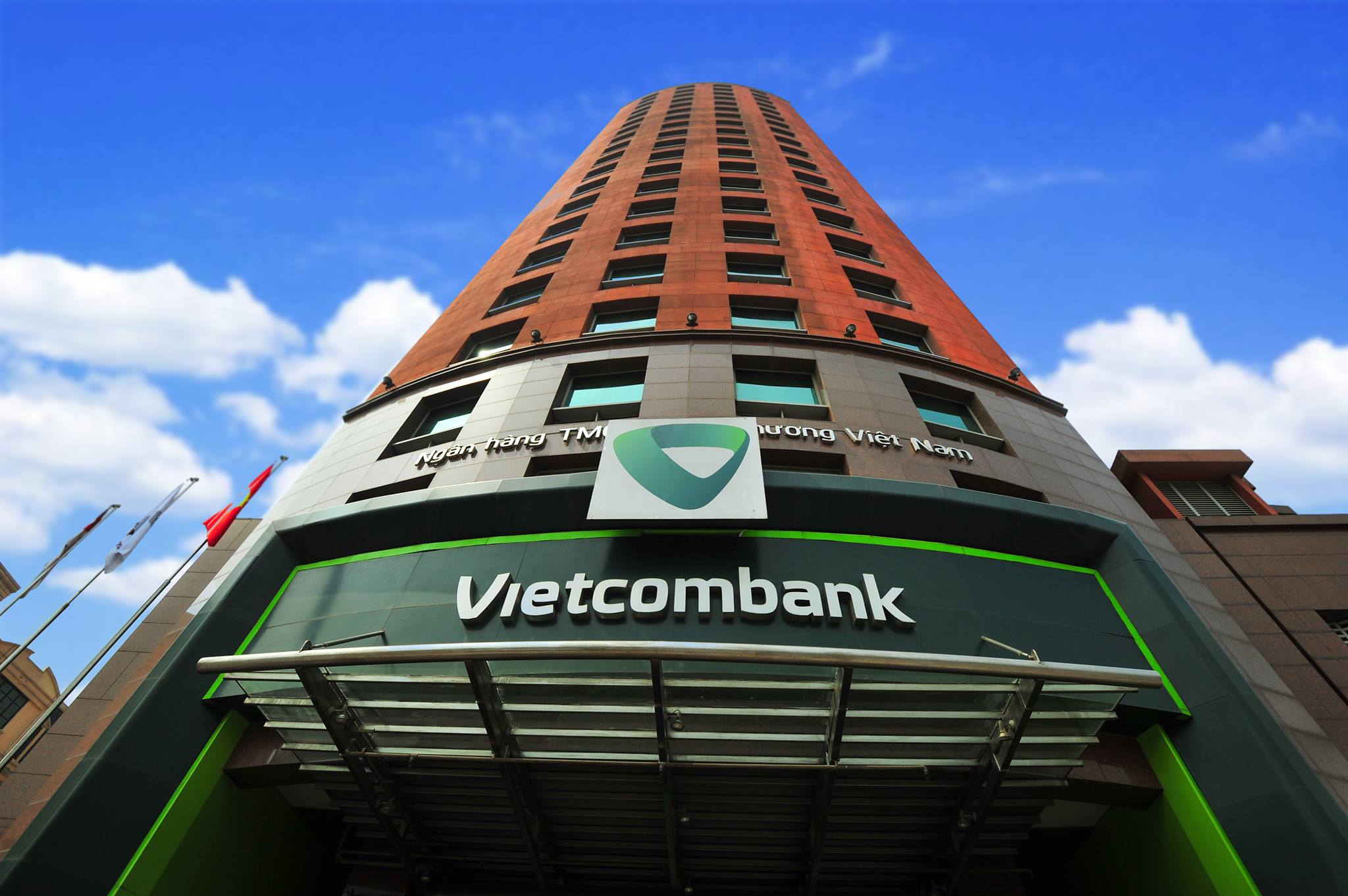 Vietcombank tiếp tục giảm lãi suất ở cả kỳ hạn ngắn và kỳ hạn dài.