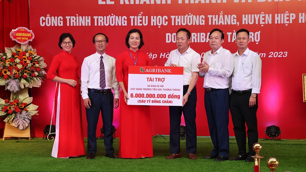 Ông Tô Đình Tơn, Phó Tổng Giám đốc Agribank Việt Nam trao tài trợ xây dựng trường Tiểu học Thường Thắng