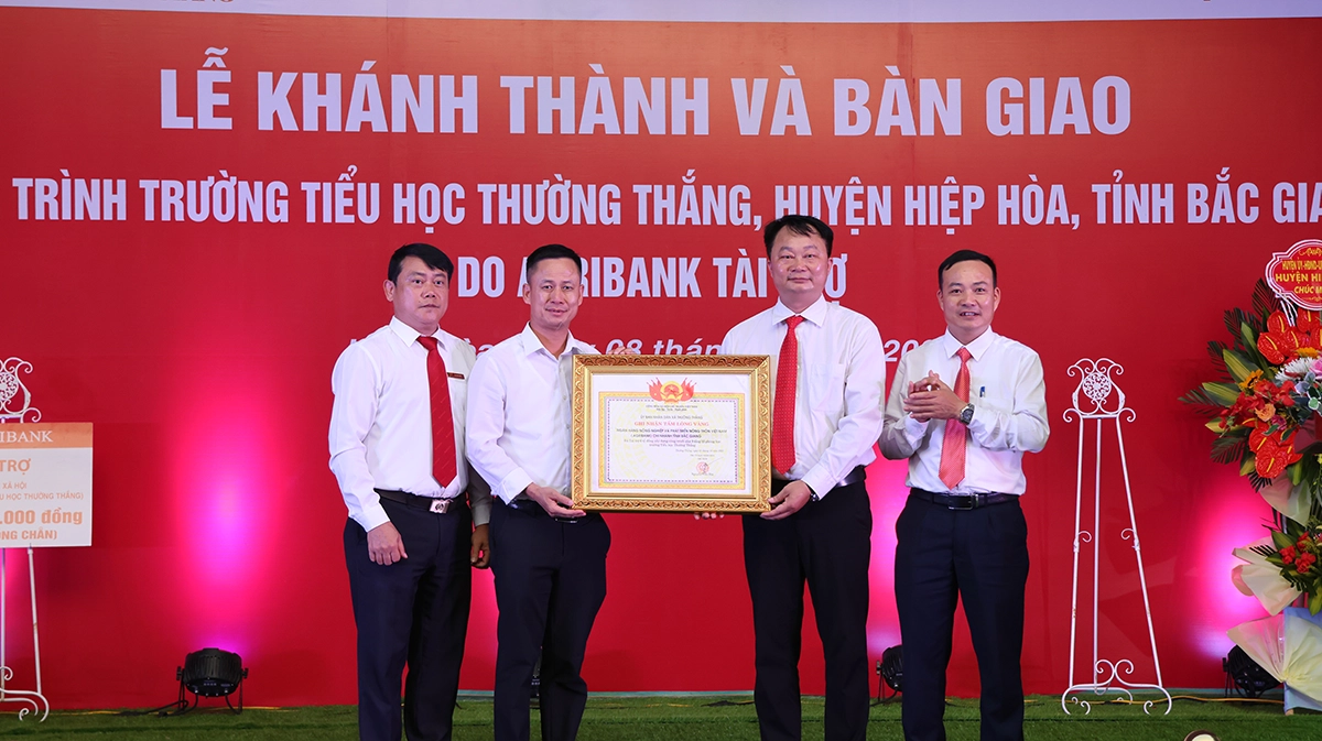lãnh đạo địa phương đã trao cho Agribank Chi nhánh tỉnh Bắc Giang Chứng nhận Tấm lòng vàng