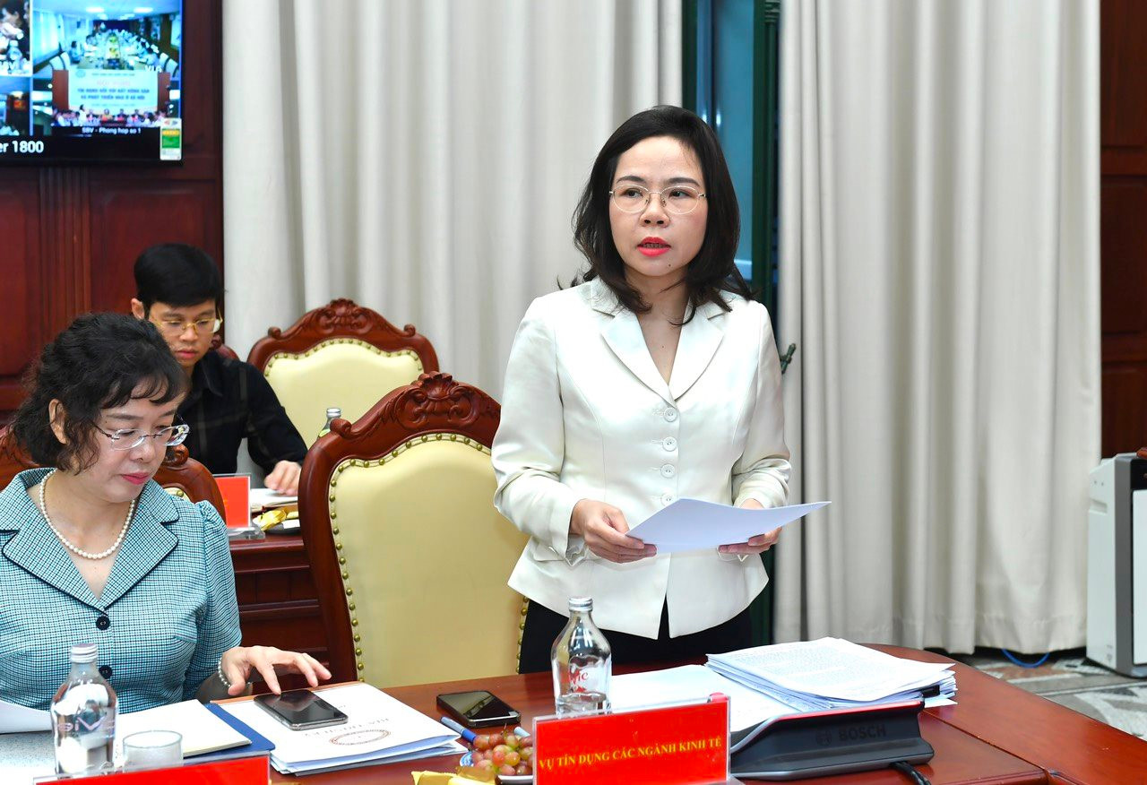 Bà Hà Thu Giang, Vụ trưởng Vụ Tín dụng các ngành kinh tế, NHNN, báo cáo về tình hình cấp tín dụng đối với lĩnh vực bất động sản tại hội nghị.