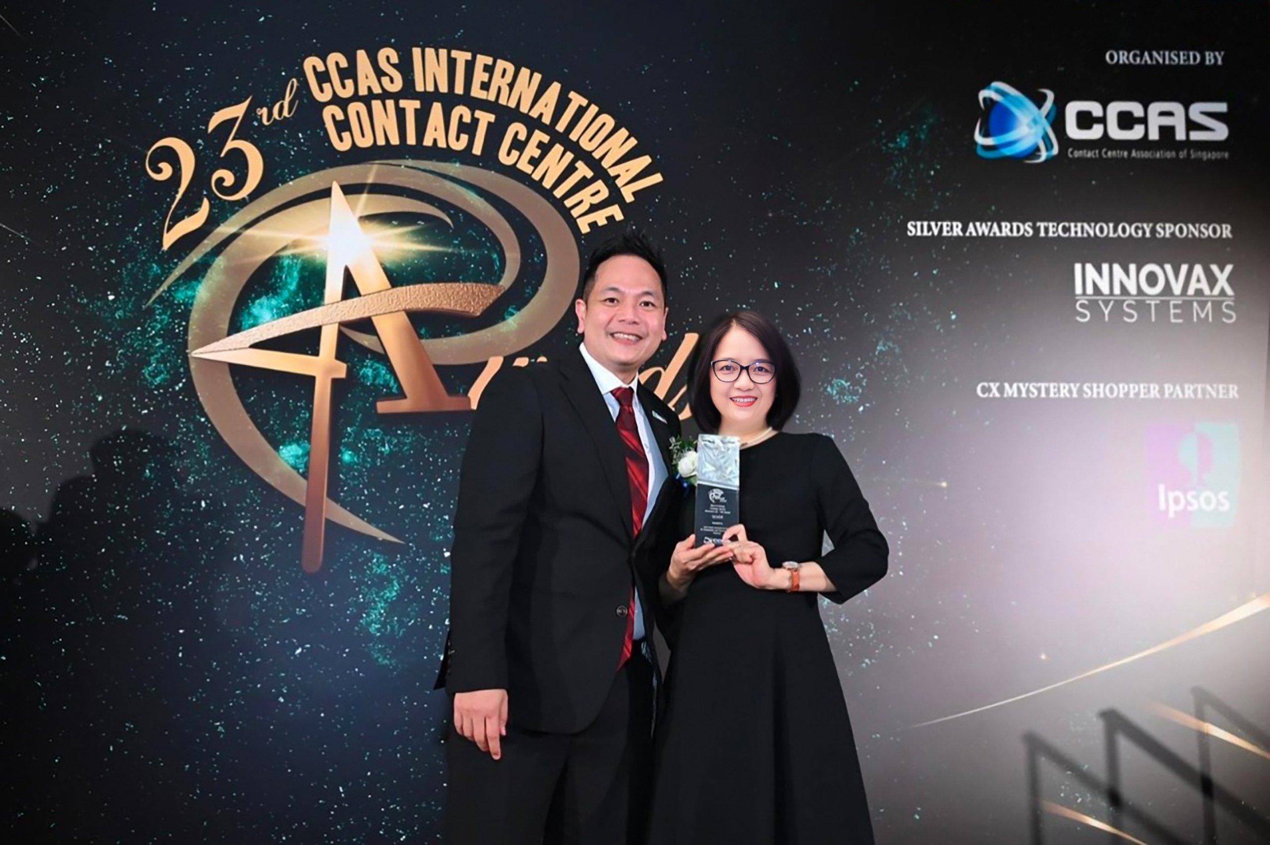 Bà Đào Bích Diệp, Giám đốc Trung tâm chăm sóc khách hàng BIDV nhận giải thưởng do CCAS trao tặng