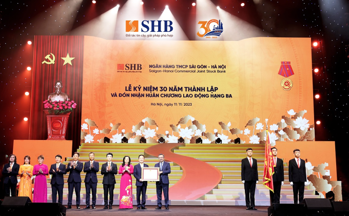 Ông Trần Sỹ Thanh - Ủy viên Ban chấp hành Trung ương Đảng, Phó Bí thư Thành ủy, Chủ tịch UBND TP Hà Nội trao Huân chương Lao động hạng Ba cho Ngân hàng SHB. Ảnh: SHB