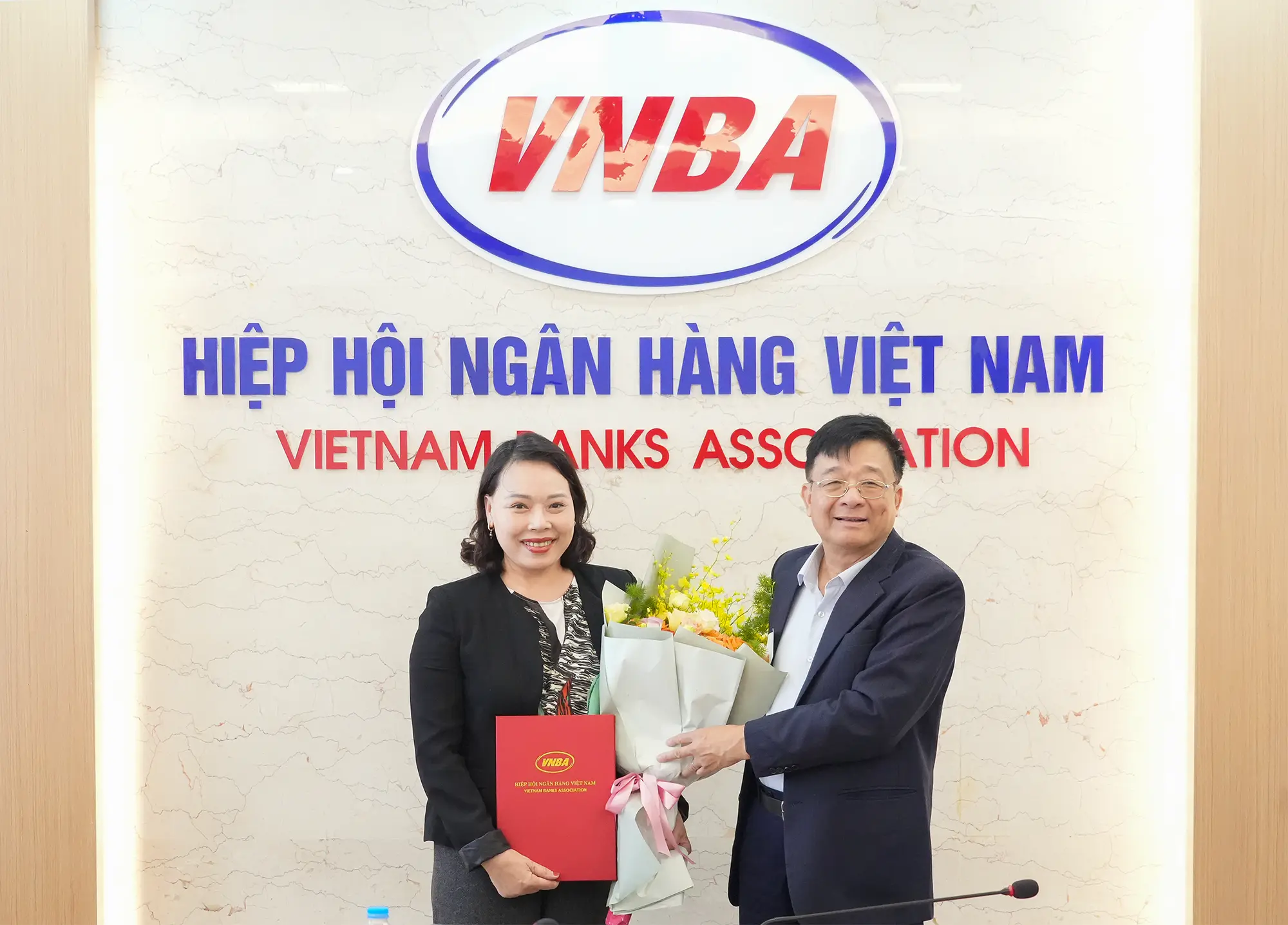 TS. Nguyễn Quốc Hùng, Phó Chủ tịch kiêm Tổng Thư ký Hiệp hội Ngân hàng Việt Nam trao quyết định bổ nhiệm và chúc mừng bà Nguyễn Thị Hương